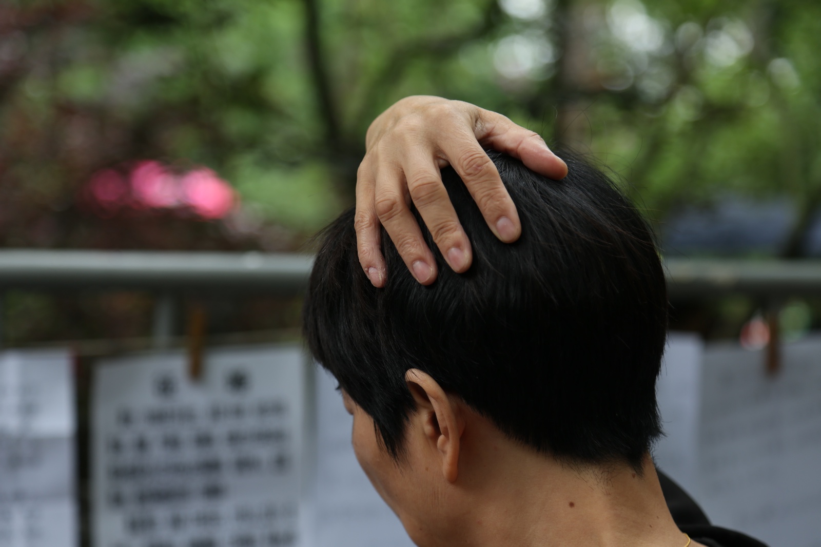 可怜父母心!杭州父母冒雨为子女相亲