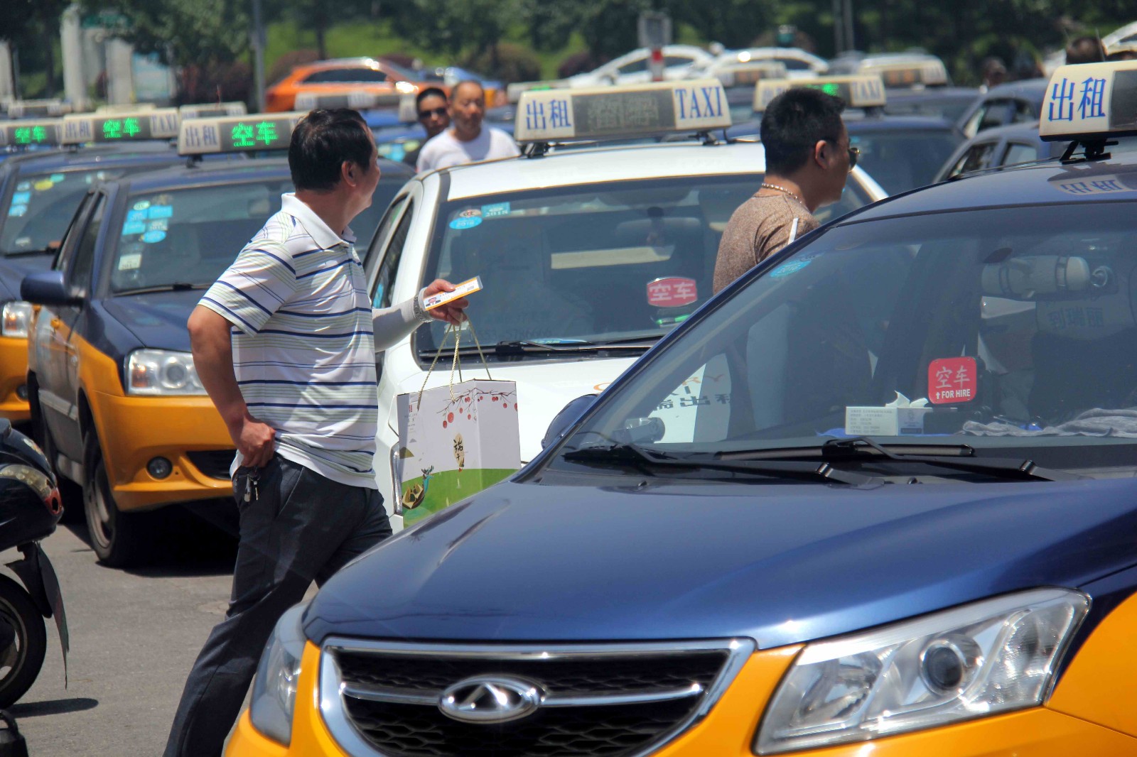 芜湖当地天气正逢30多度的高温,出租车师傅们在这样酷暑下出车,真的不