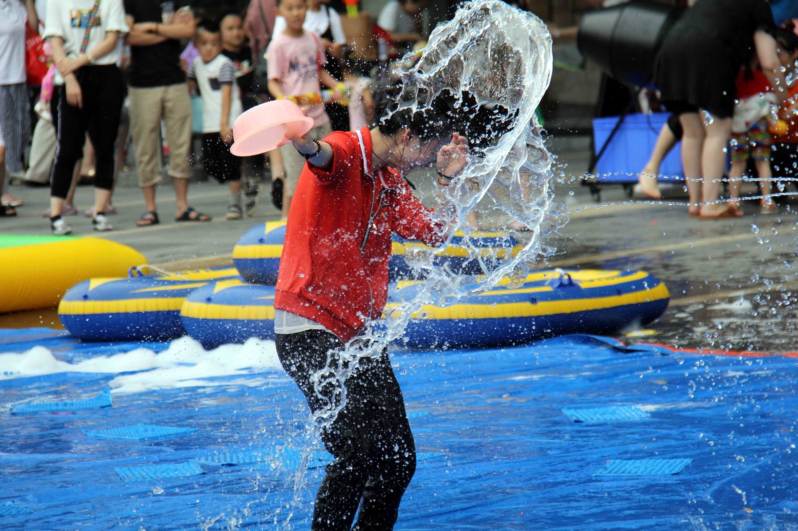 大热天在马路边这样玩水真过瘾