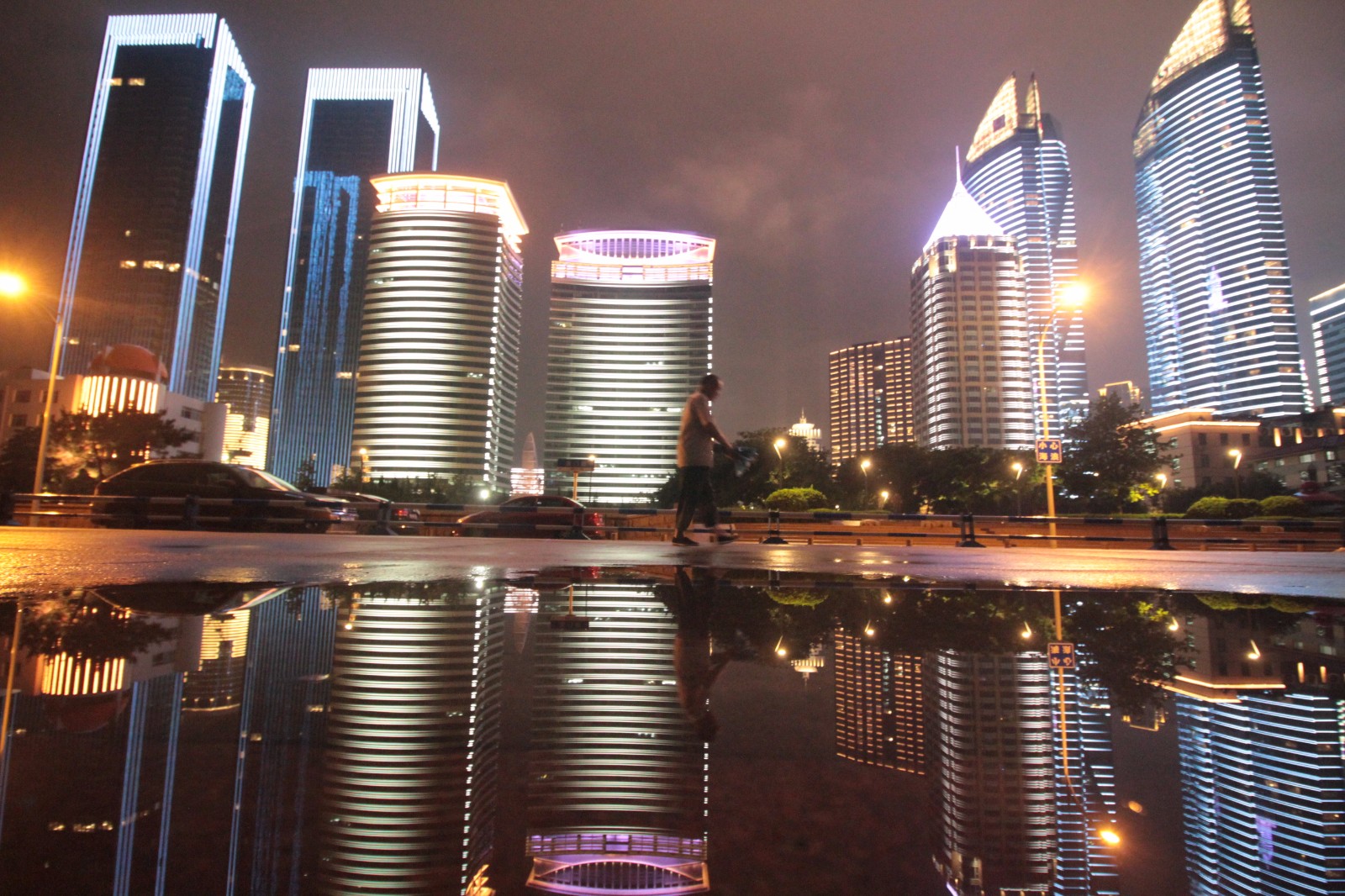 雨后青岛如童话世界,城市灯光秀倒影中美轮美奂