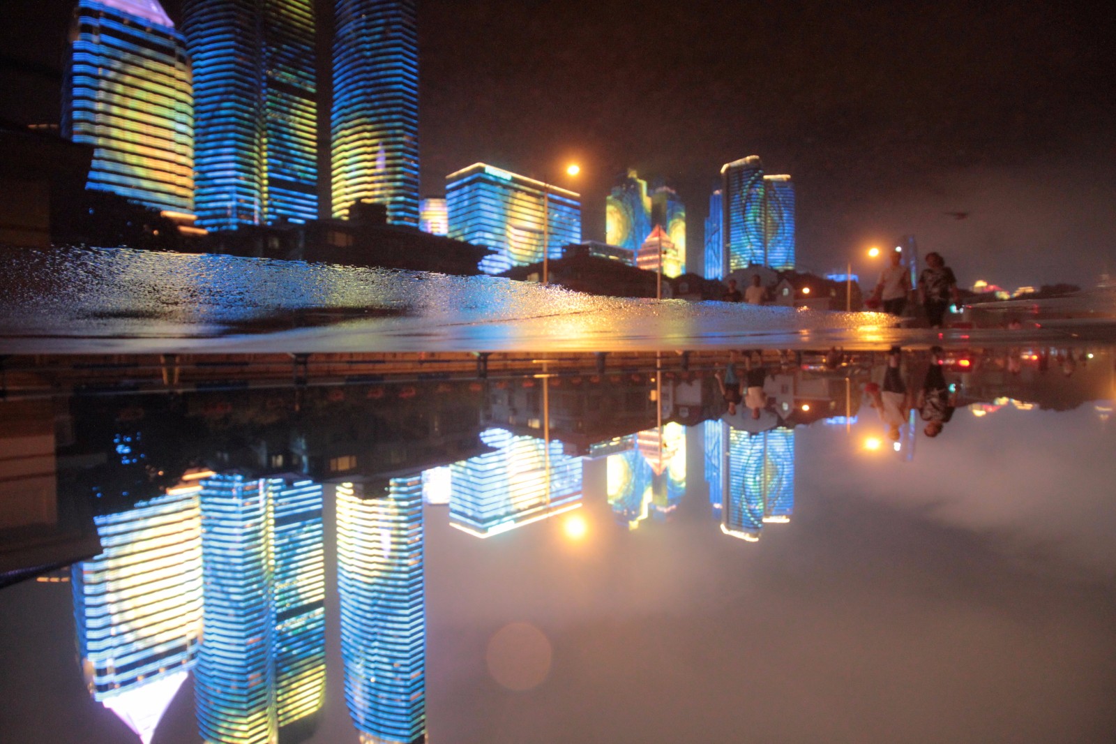 雨后青岛如童话世界,城市灯光秀倒影中美轮美奂