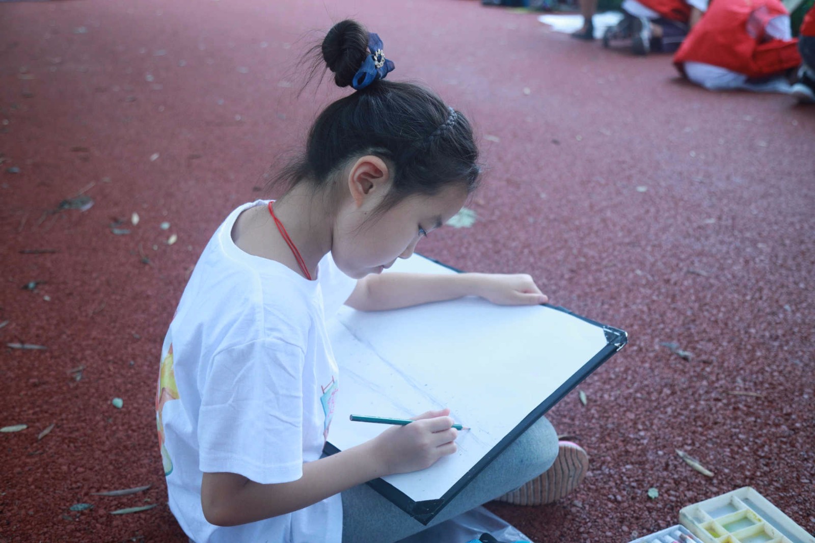 朝阳区一学校40余名小学生集体写生