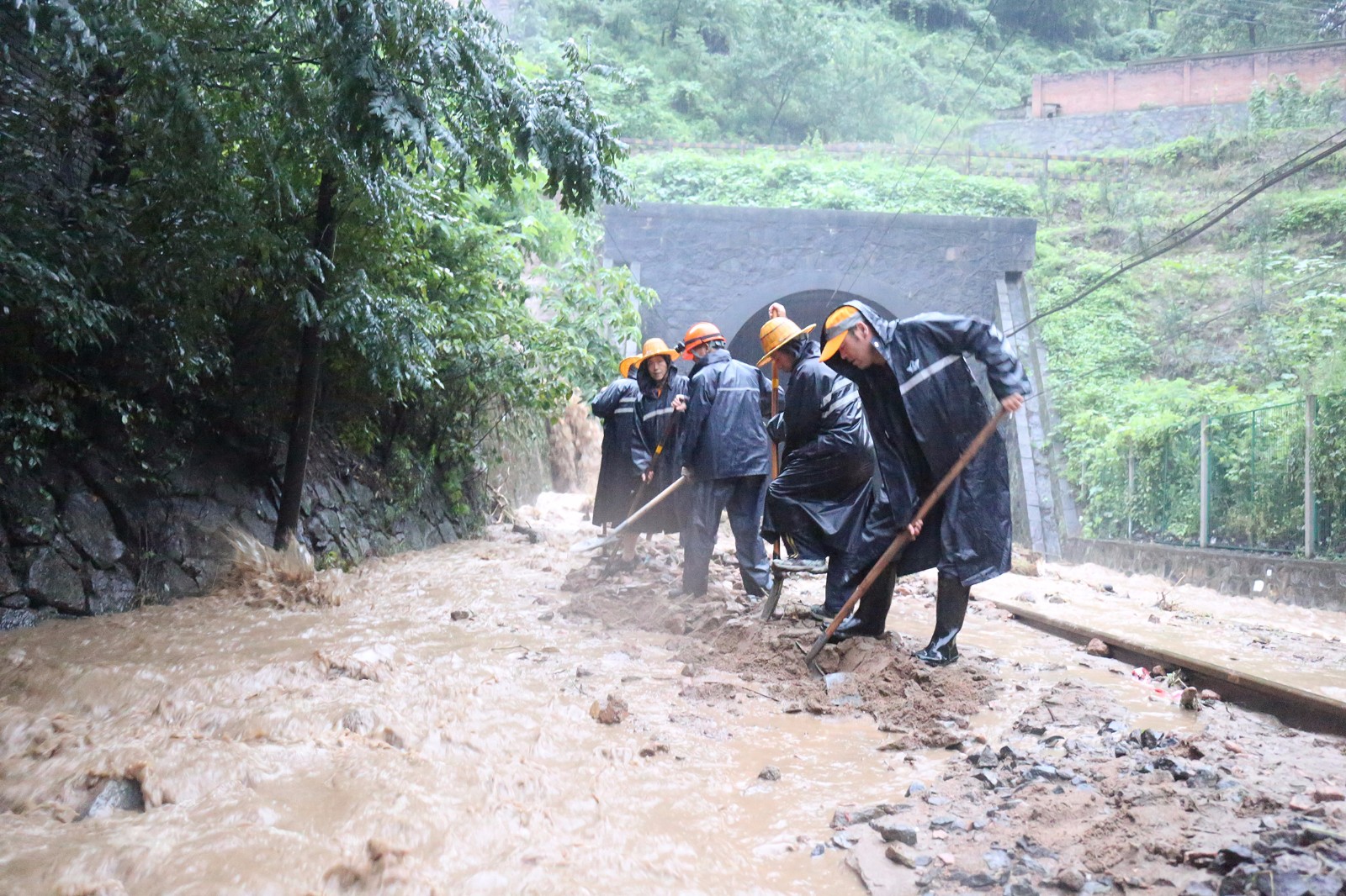 200余名铁路工人冒雨奋战十一小时抢通多条铁路线|下行|工务段|奋战|宝鸡|陇海线_新浪新闻