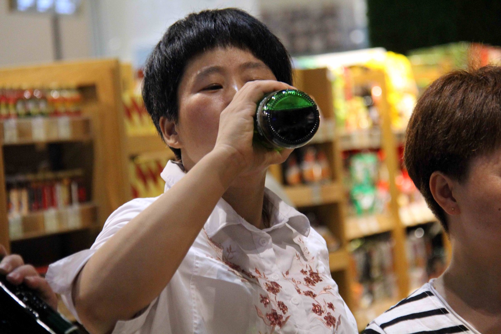 市民喝啤酒比拼支持世界杯决赛格子军团,除了爷们还是不少娘子军