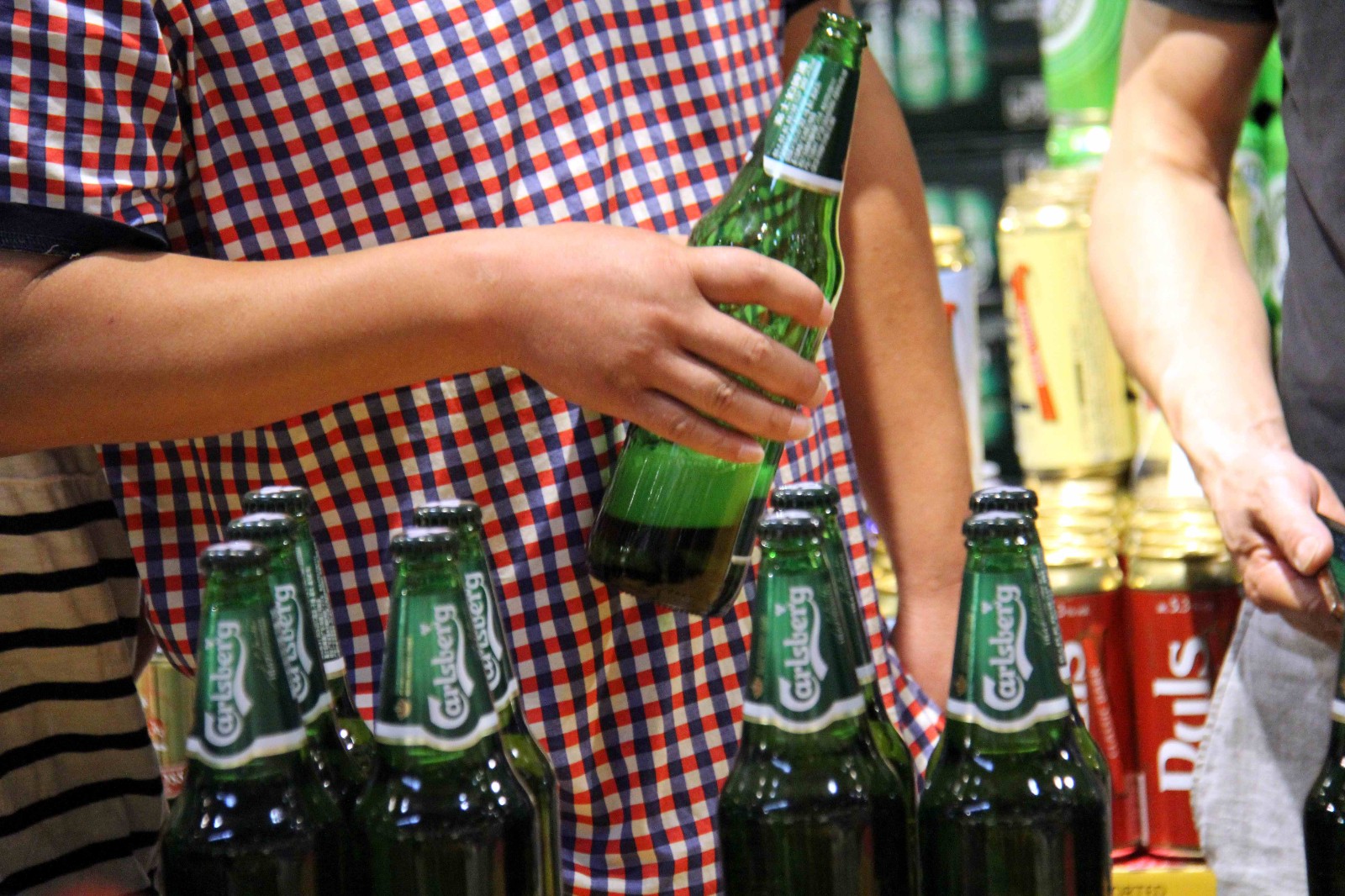 市民喝啤酒比拼支持世界杯决赛格子军团,除了爷们还是不少娘子军