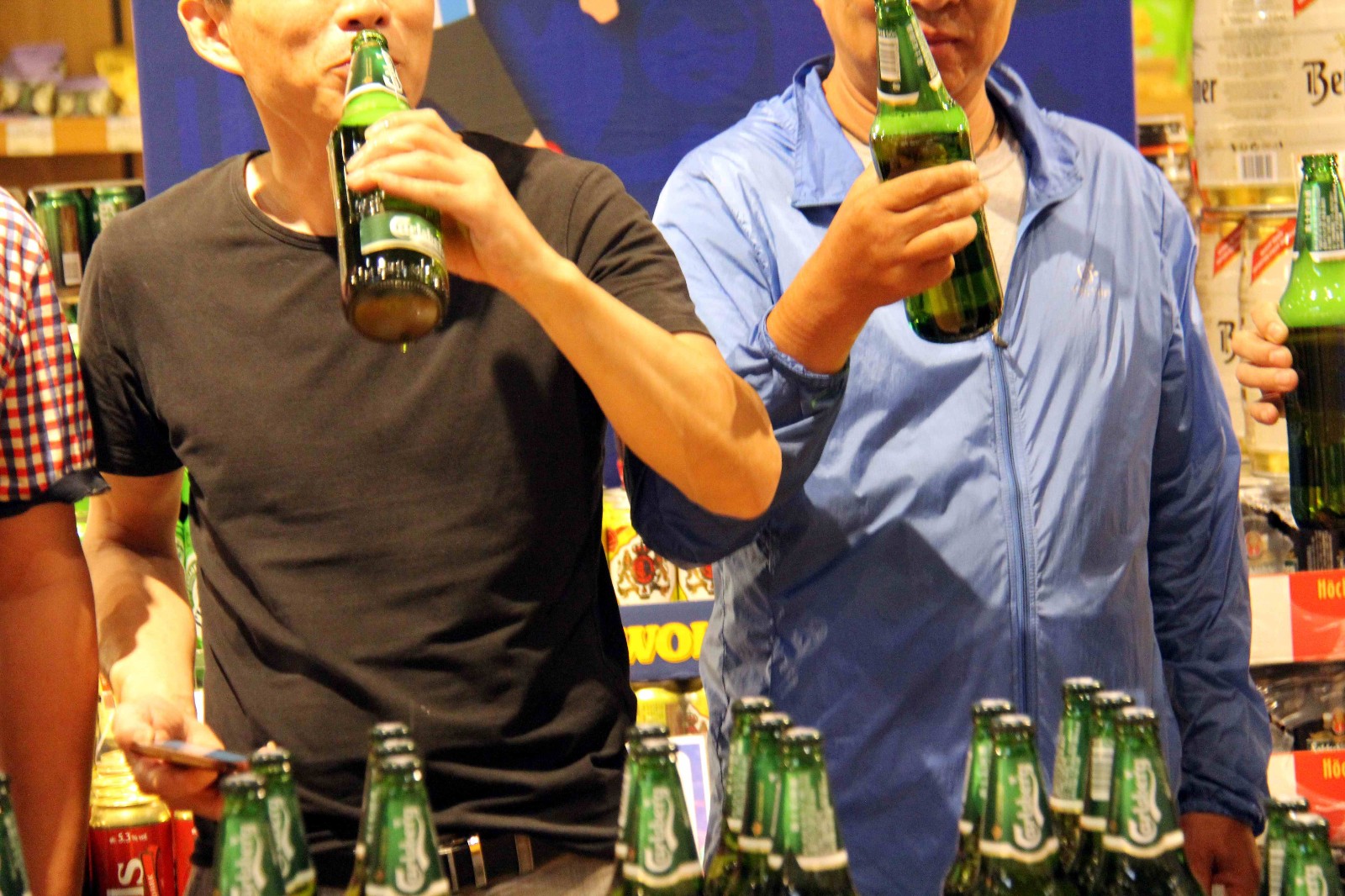 市民喝啤酒比拼支持世界杯决赛格子军团,除了爷们还是不少娘子军