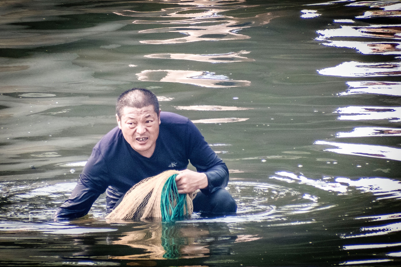 雨后通州橡胶坝下成了打鱼人的乐园