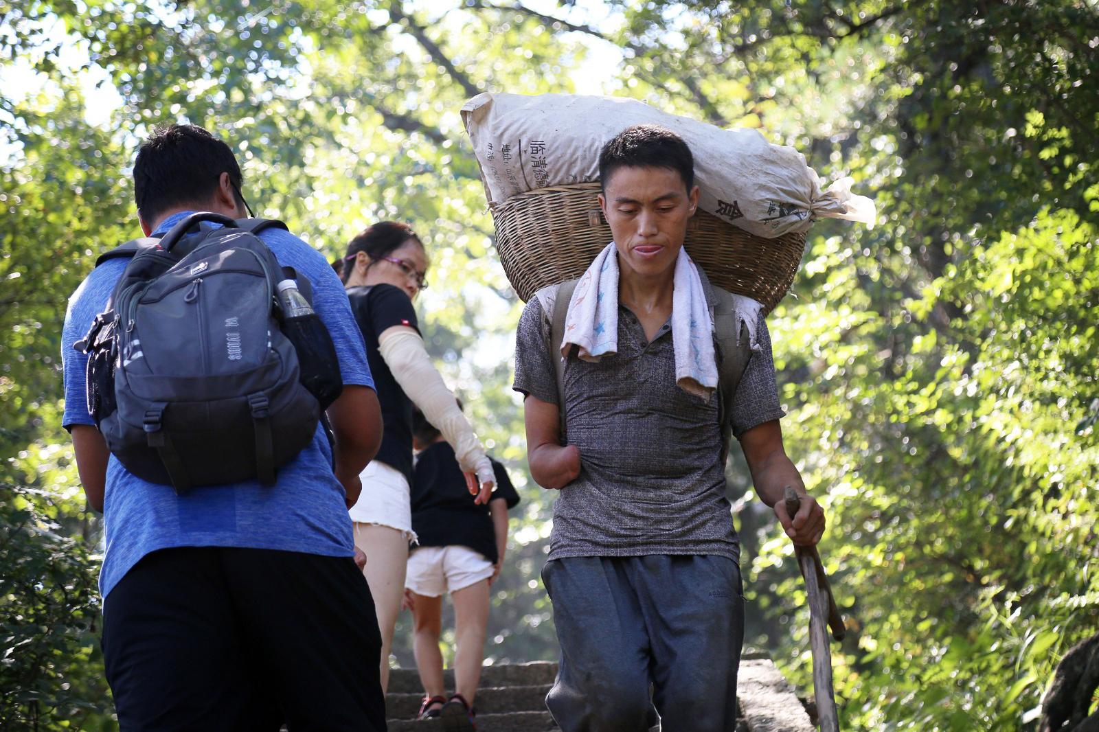 40岁独臂男子深山打工攒钱娶妻,每天背2千斤货上山