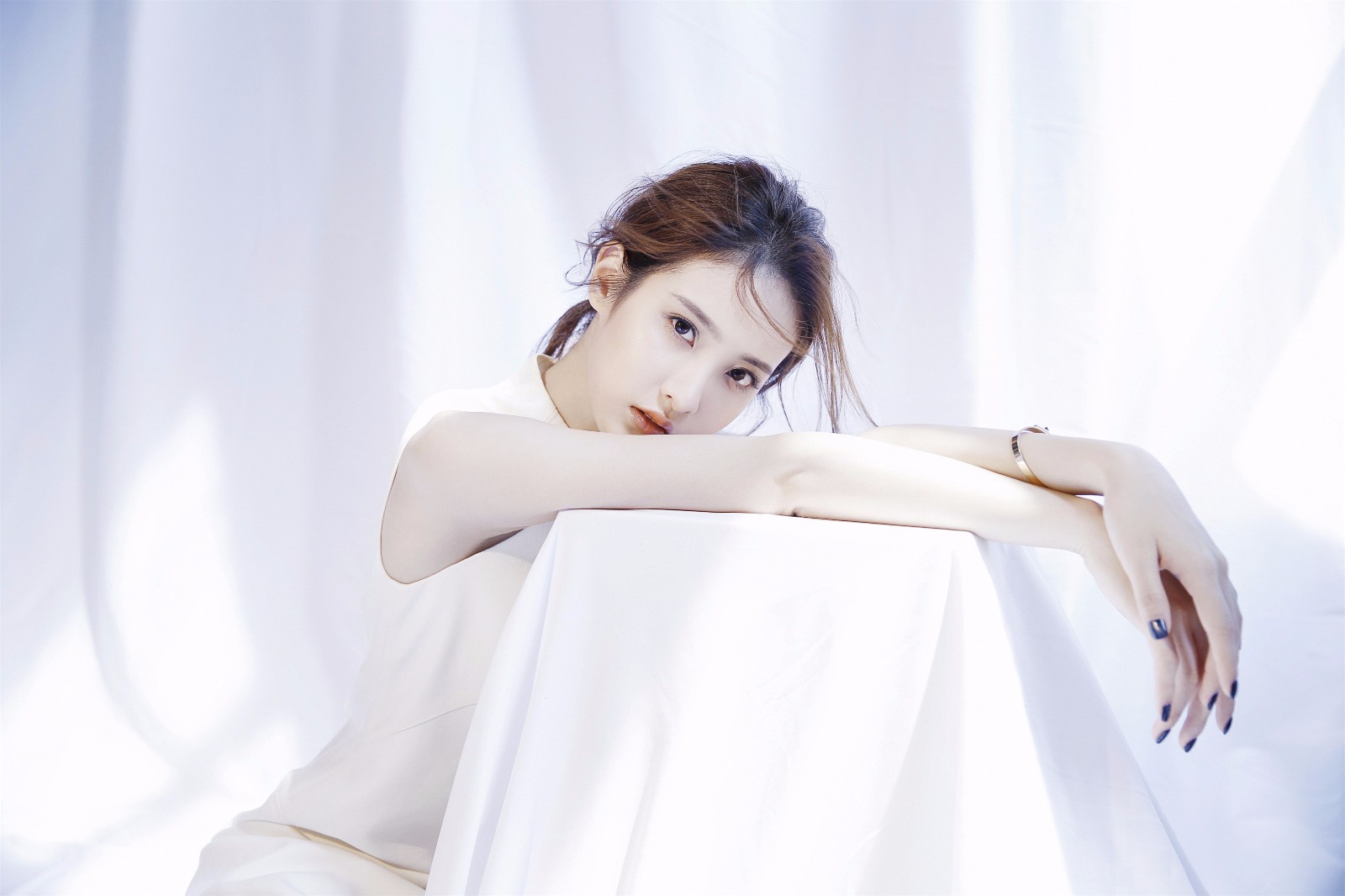 赖雨蒙最新写真曝光 淡淡甜笑展现清新自然气质