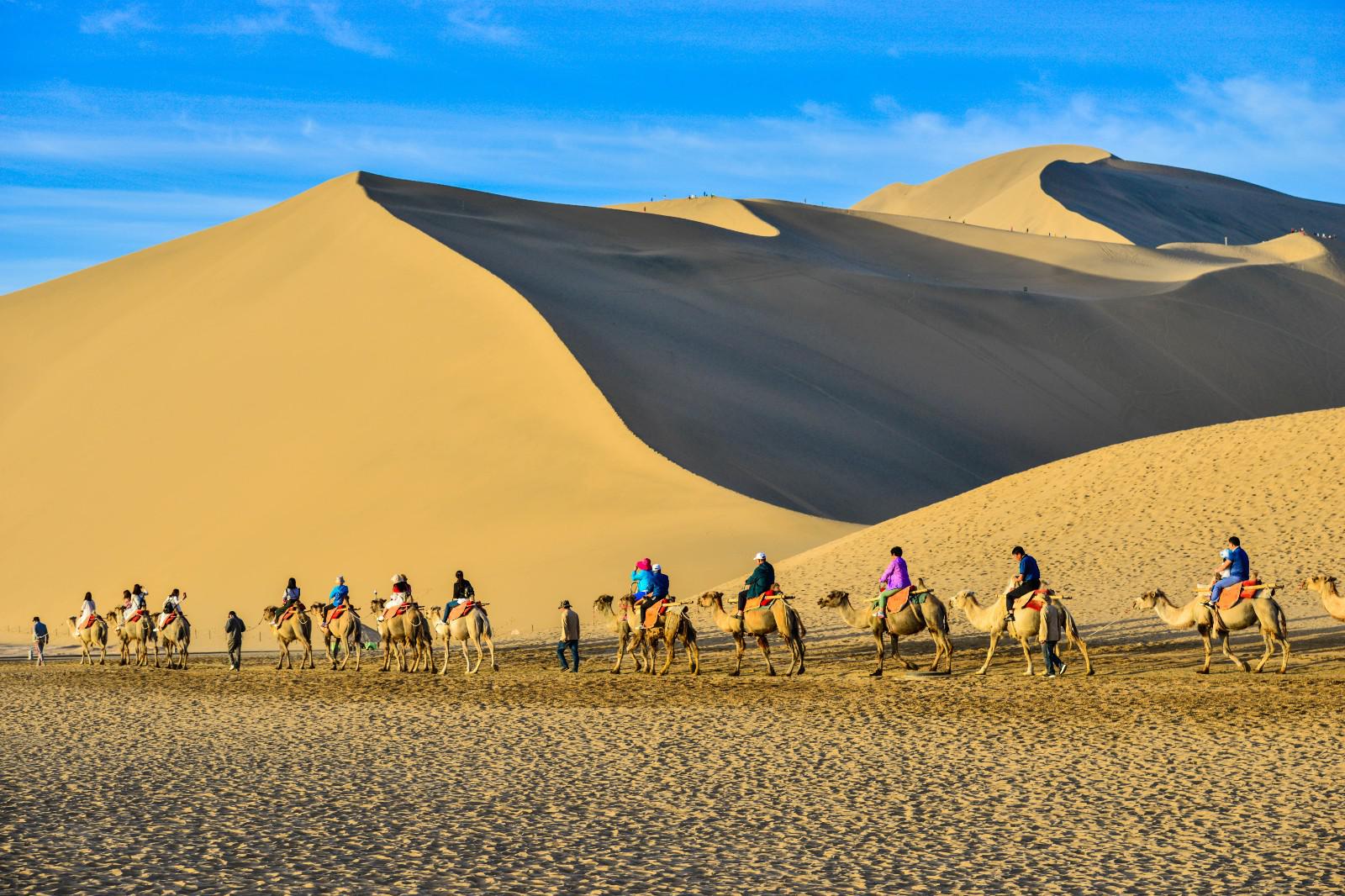 敦煌: 沙漠风光吸引大批游客