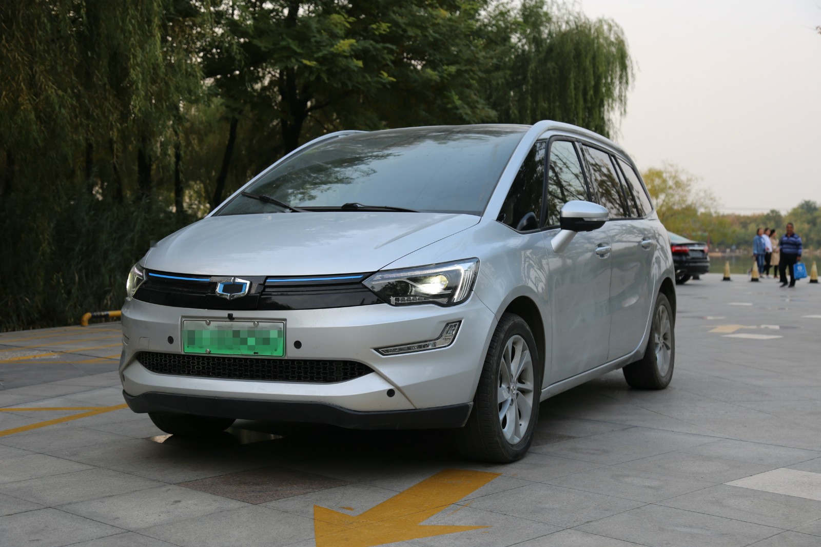 碧水染秋色自驾国金gm3秋游红莲湖