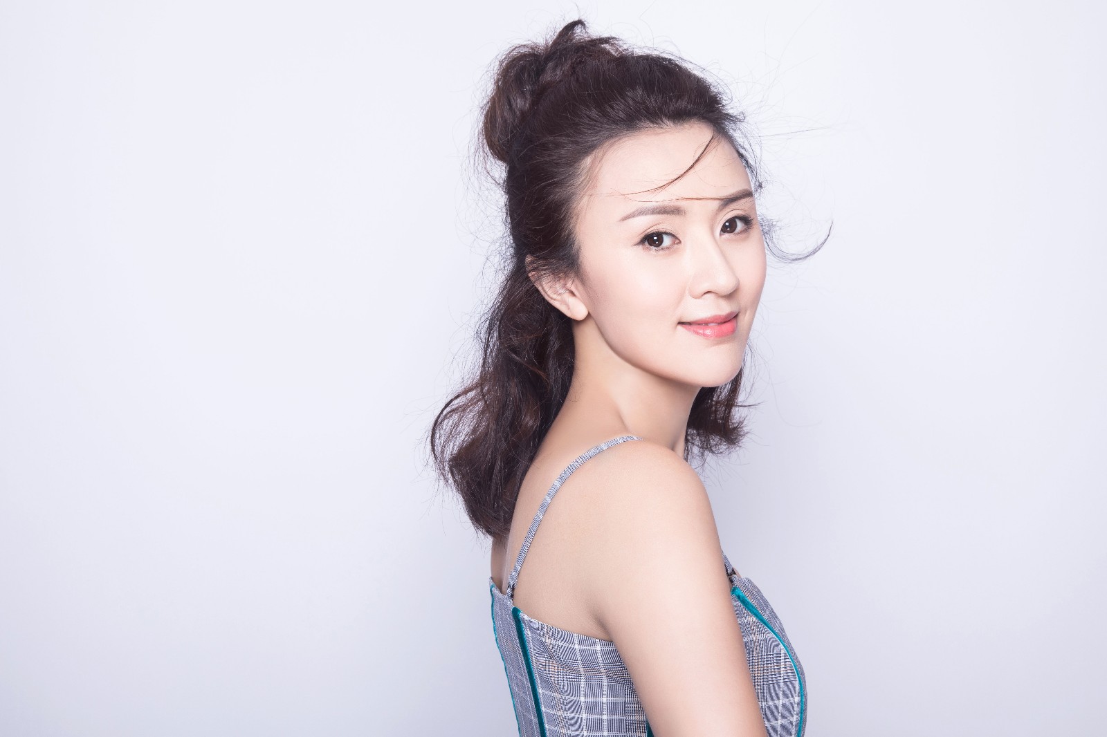 赵恺依淡雅系写真曝光 尽显优雅随性气质