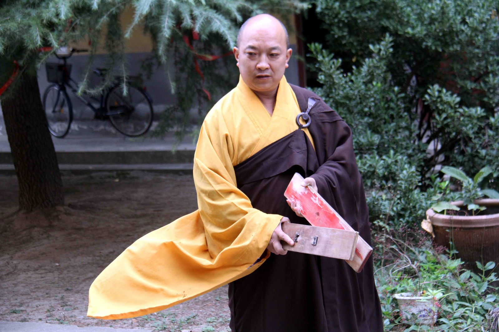 这一顿午餐在寺庙里吃看师父们如何演绎斋饭的礼节