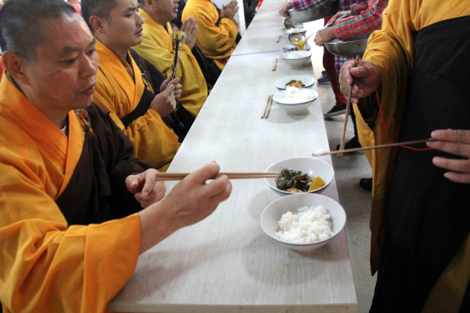 这一顿午餐在寺庙里吃看师父们如何演绎斋饭的礼节