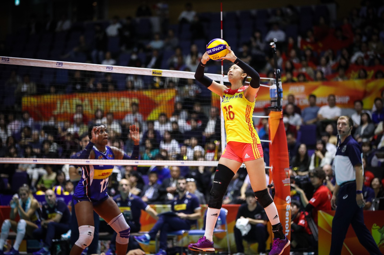 中国女排丁霞传球.