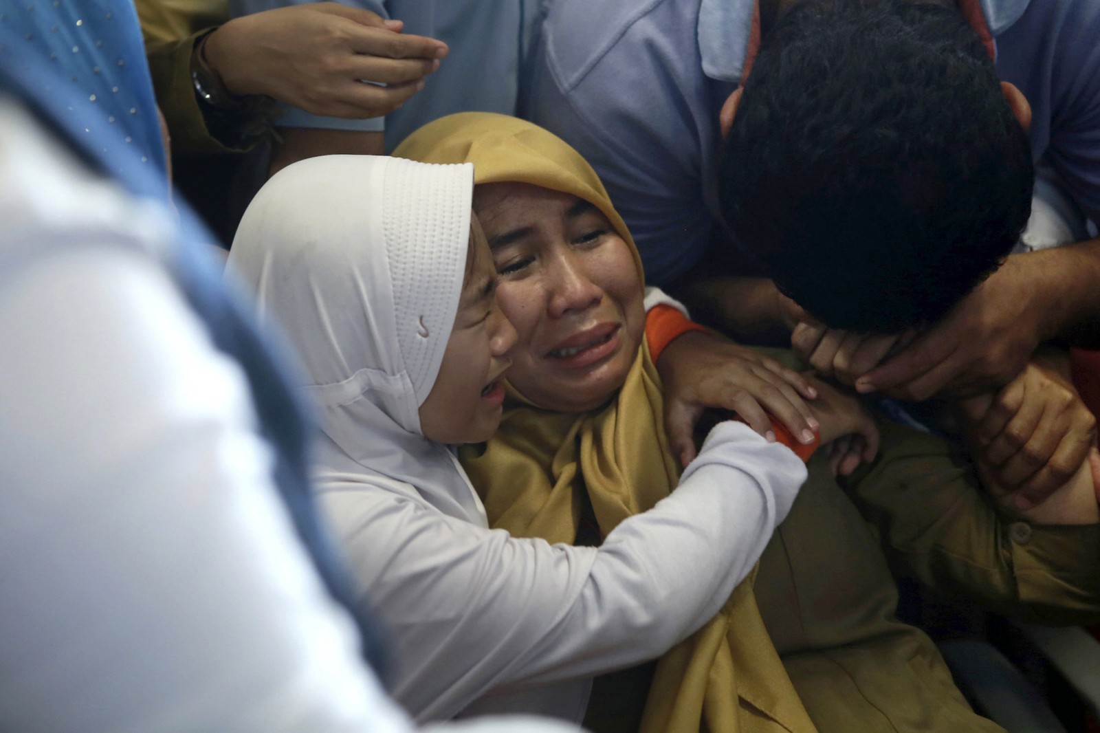 现场直击印尼狮航客机坠海事件 失踪乘客亲属悲痛欲绝