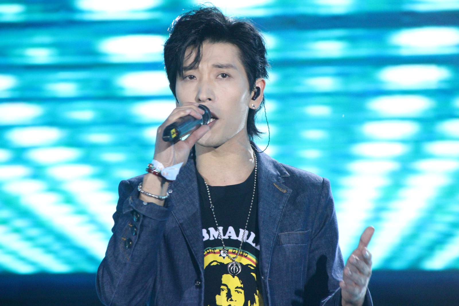 张赫宣助力盛世金鸡百花 香港华鼎奖热力开唱