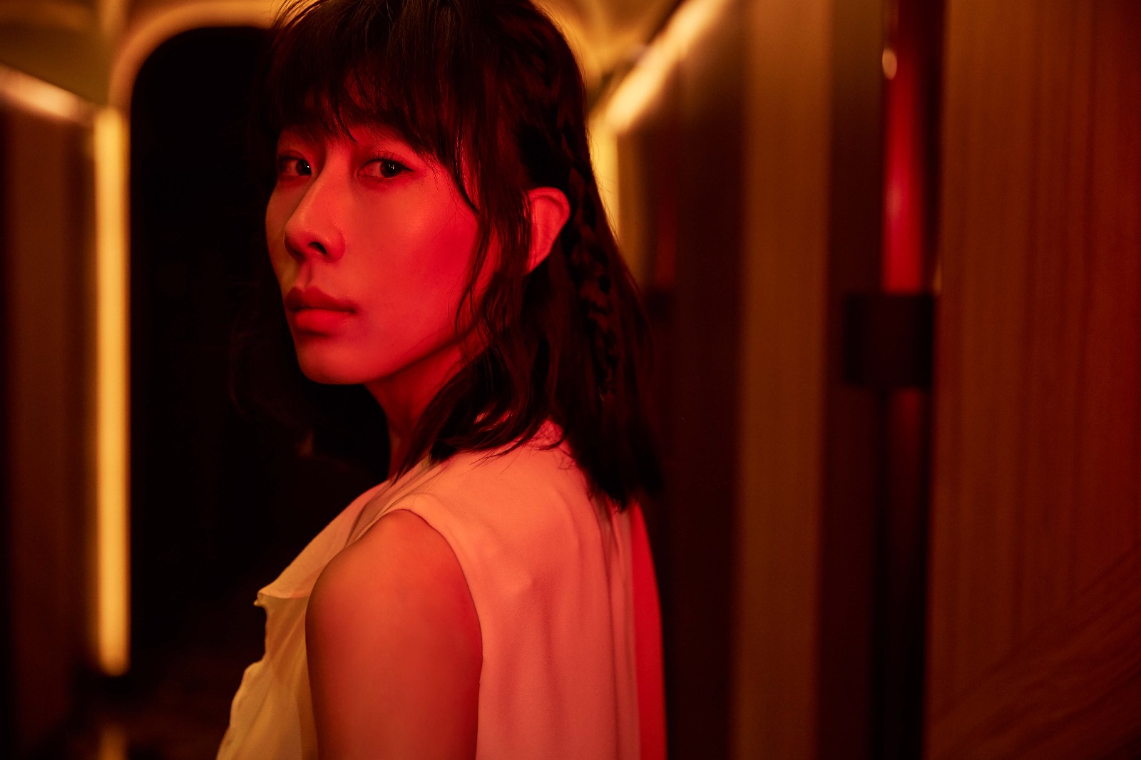 近日,演员任素汐曝光一组全新写真,照片中她淡妆遮面,一袭白裙,素雅却