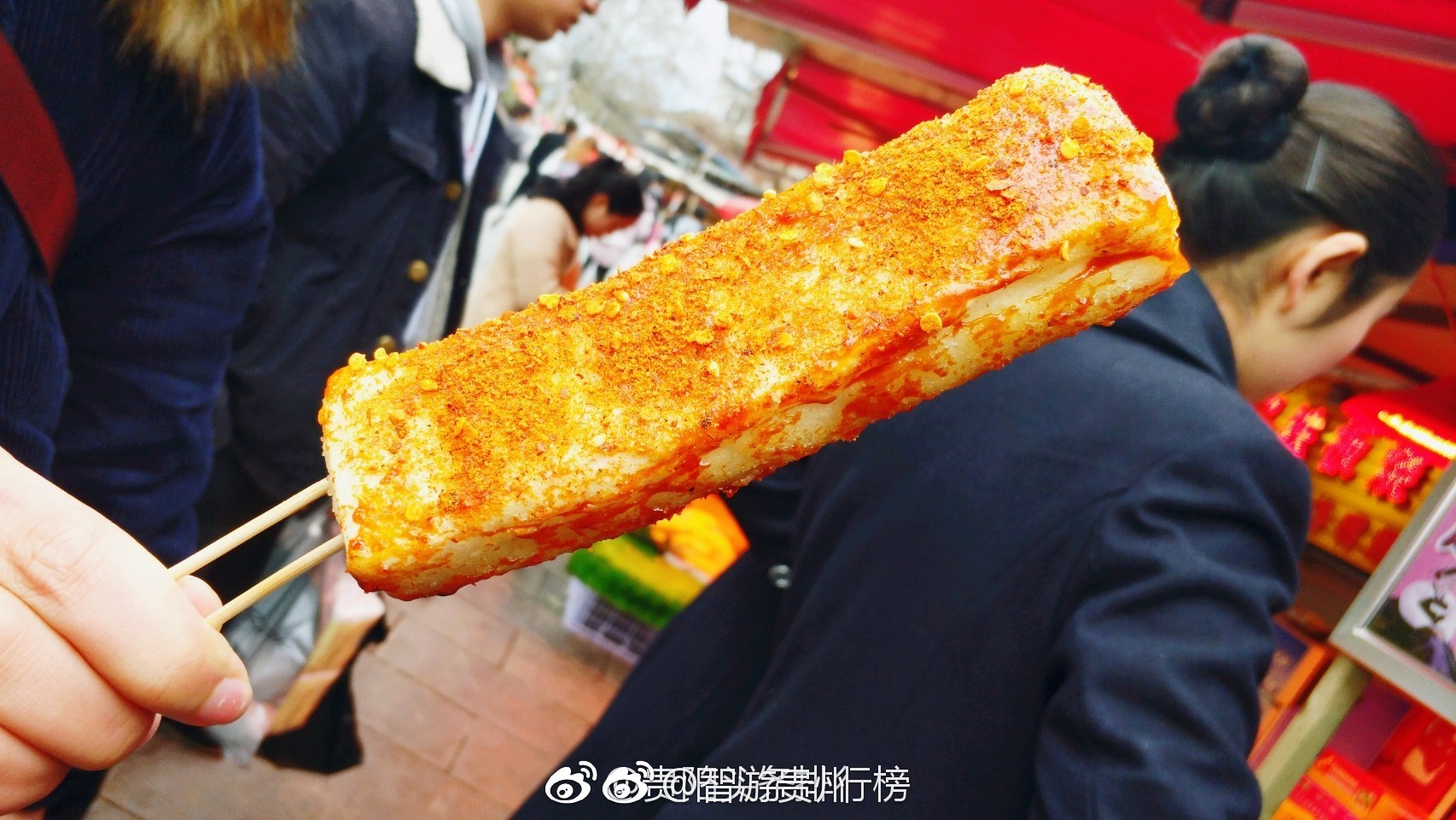 贵州民族大学附近小吃一条街的烤年糕了,很多人喜欢刷点酱