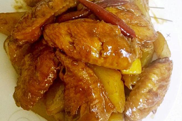土豆烧鸡翅超级下饭的必备菜谱