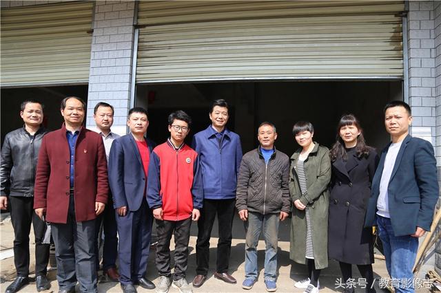 副校长,团委书记,班主任老师来看望你们,主要任务是帮助你孩子贺斌的