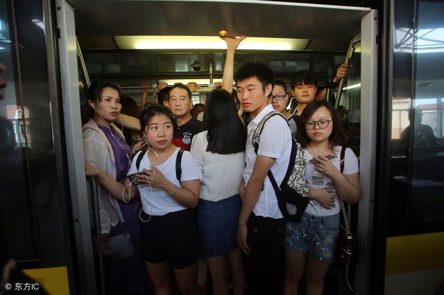 上海11号线上下班高峰时段现车厢板凳族,你