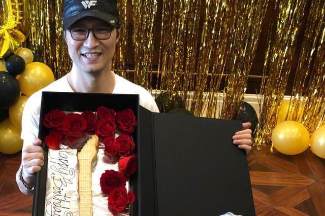 章子怡携两女儿为汪峰庆祝生日,一家四口拥抱在一起温馨幸福