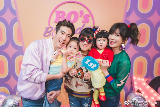 贾静雯微博控诉波妞不穿衣服乱跑,波妞新造型