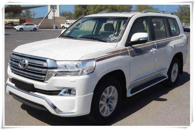 丰田陆巡高速被大货车前后夹击,气囊一个没爆,车主:下次还买它