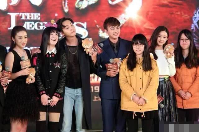 当红小花与粉丝合照:杨幂郑爽成路人,宋茜白到发光,而她是真美