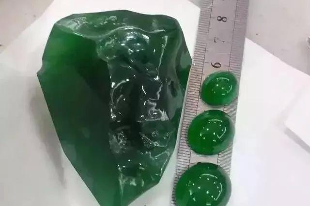 货主20万买的翡翠原石,开出极品帝王绿,价格直接飙升几百万!