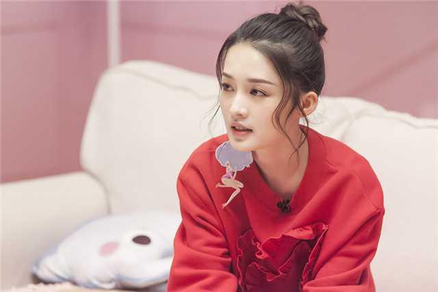 李沁素颜亮相被偶遇,与助理有说有笑状态好,笑容甜美很迷人