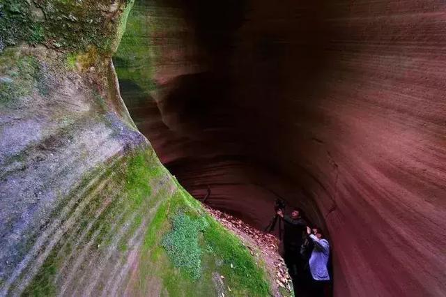 破坏600万年丹霞地貌还炫耀?这样的人陕西丹霞美景不欢迎!