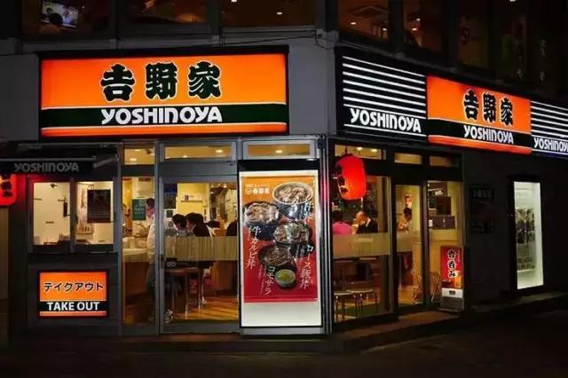 其中最有名的是吉野家快餐店,它在日本全国都有分店,还有松屋,sukiya