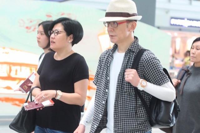 照片中不难看出,这次应该是一次家庭出行,因为除了李咏夫妻两人还有