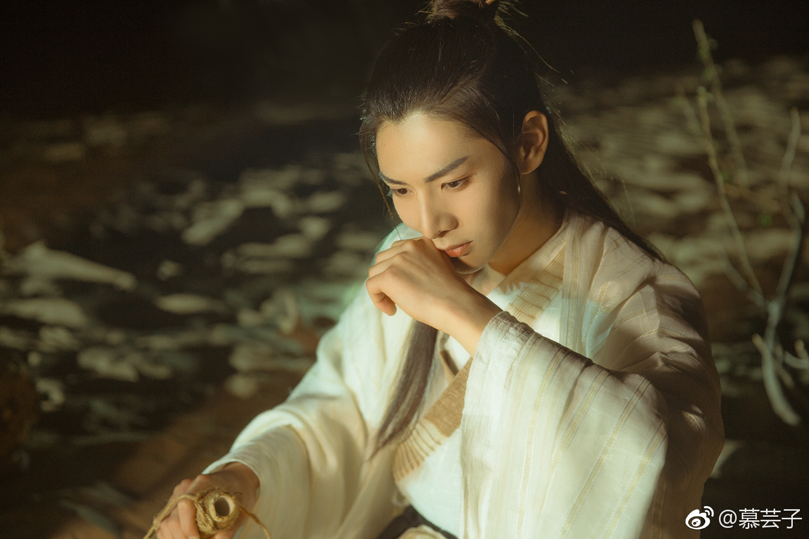 十里平湖霜满天寸寸青丝愁华年对月形单望相互只羡鸳鸯不羡仙