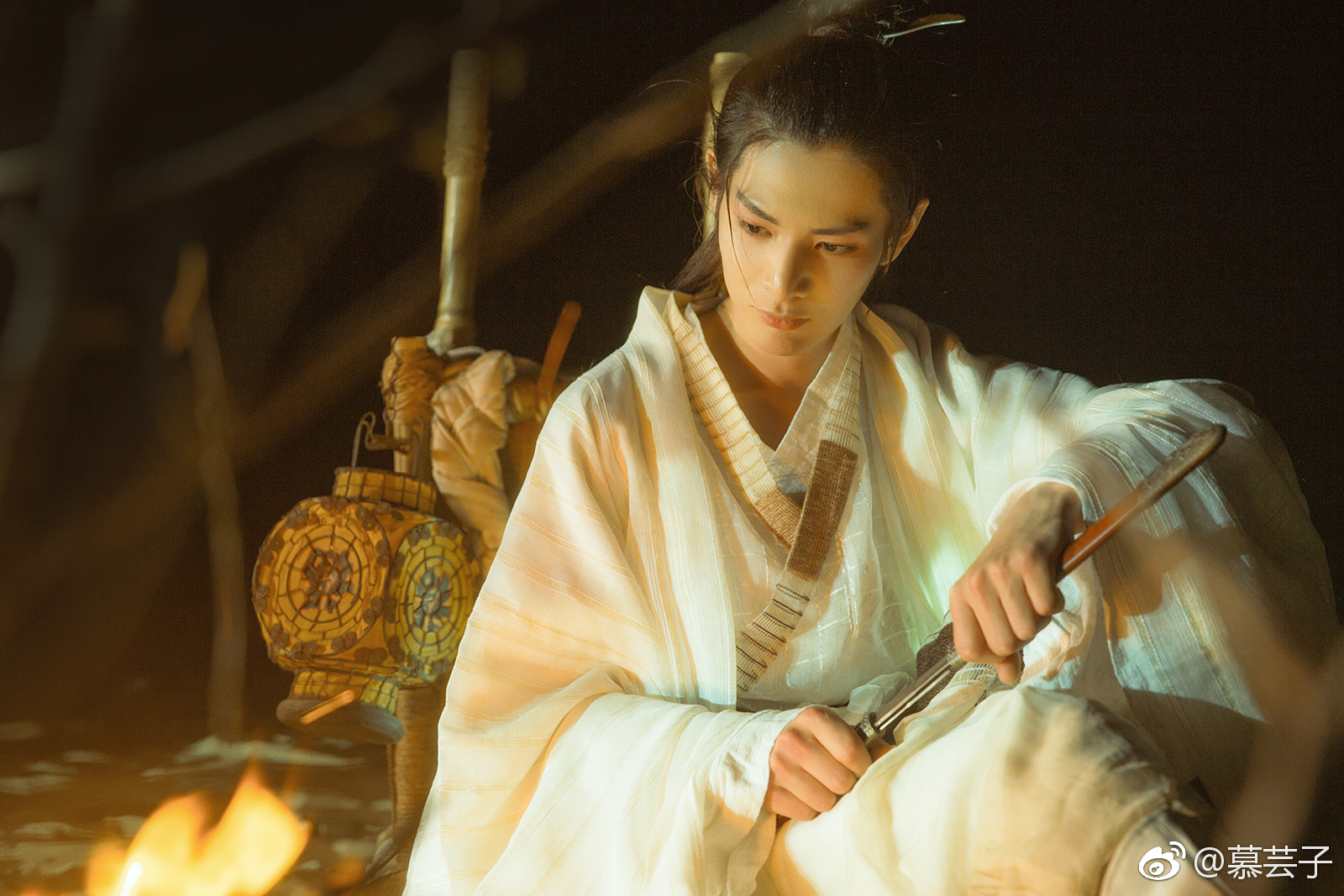 十里平湖霜满天寸寸青丝愁华年对月形单望相互只羡鸳鸯不羡仙