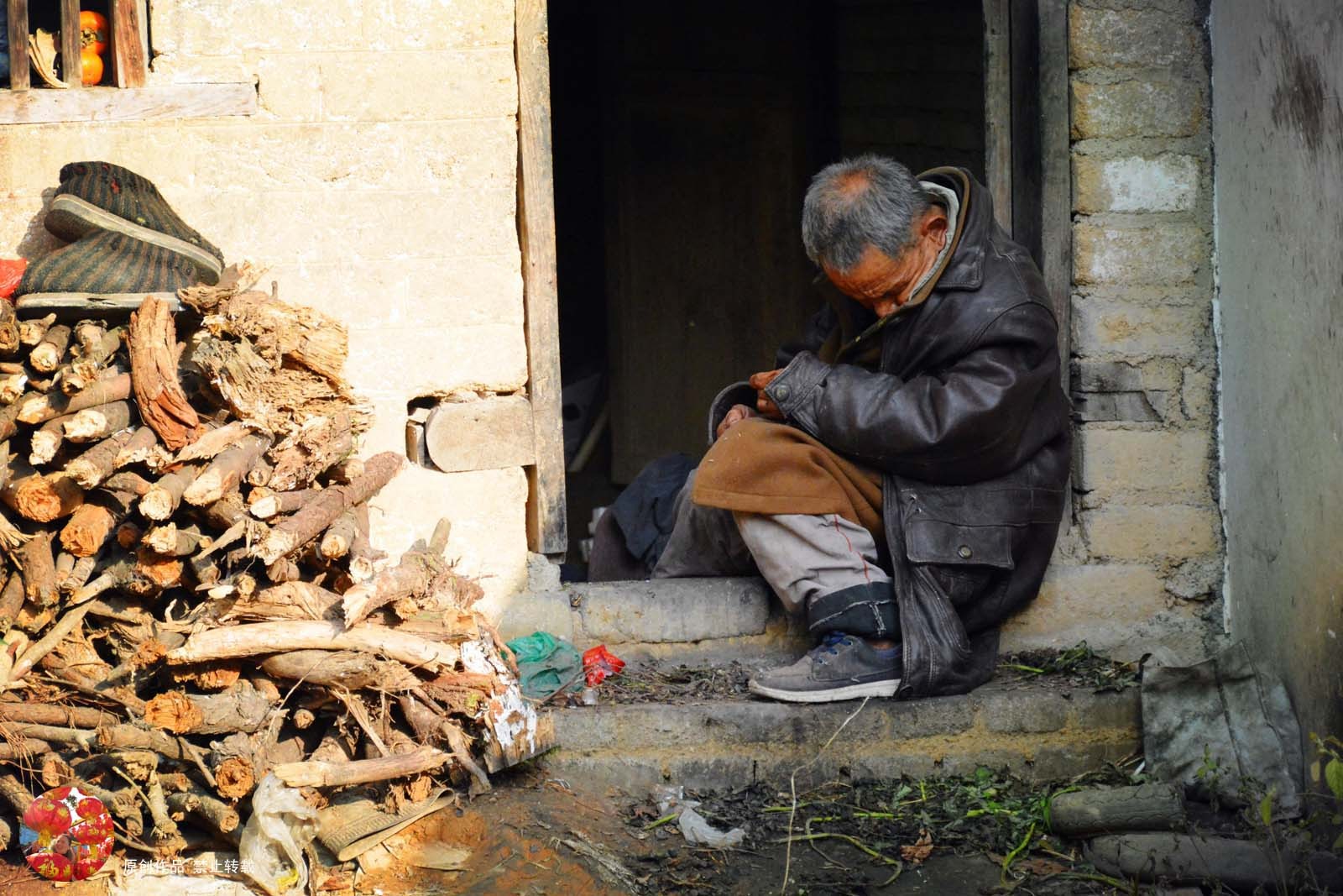 可怜老爷爷图片图片