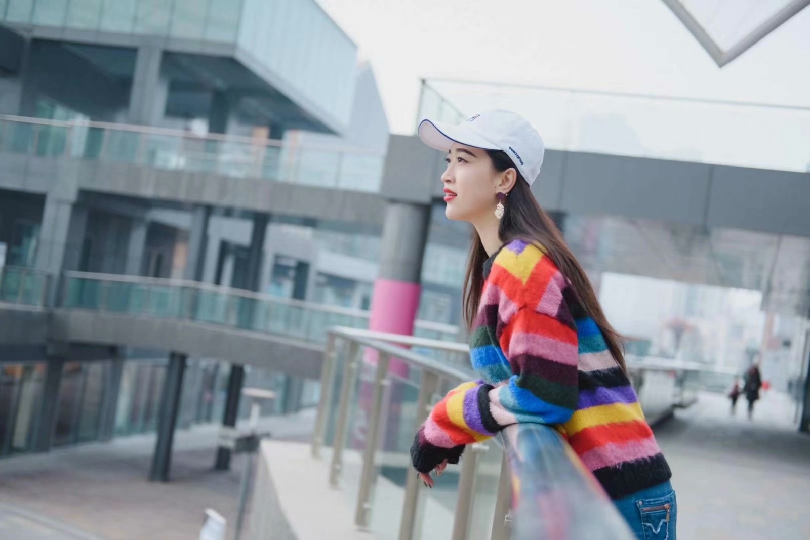 青岛街拍棒球帽美女,肤白貌美百看不厌