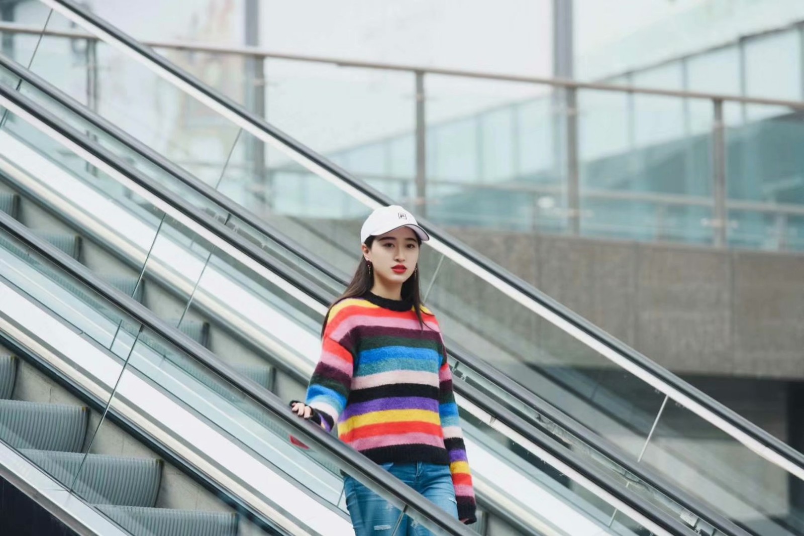 青岛街拍棒球帽美女,肤白貌美百看不厌