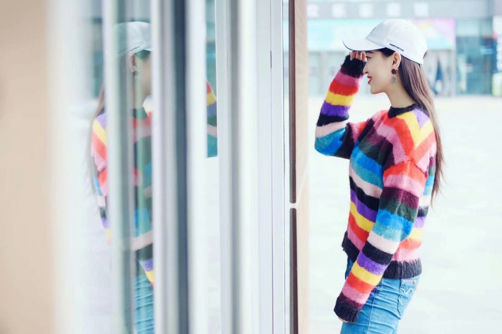 青岛街拍棒球帽美女,肤白貌美百看不厌