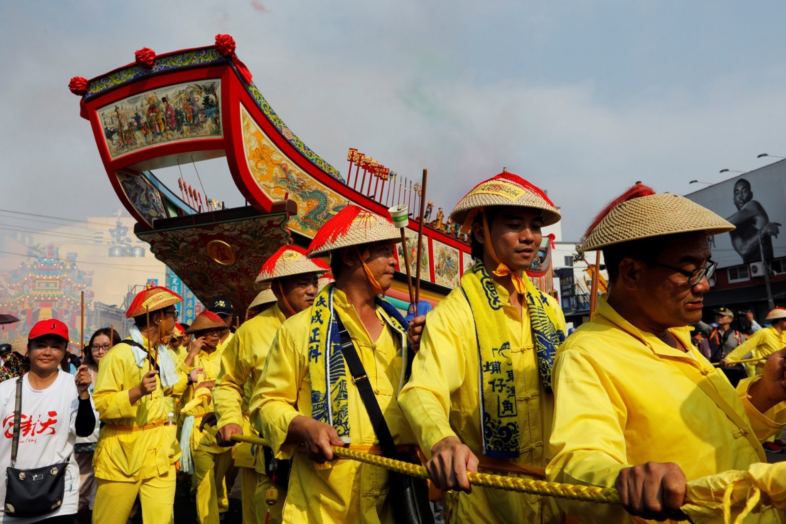台湾迎王平安祭典烧王船送邪煞,现场人山人海烟雾弥漫!|平安|千岁|巡狩_新浪新闻