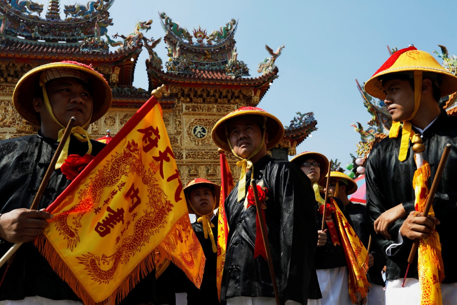 台湾迎王平安祭典烧王船送邪煞,现场人山人海烟雾弥漫!|平安|千岁|巡狩_新浪新闻