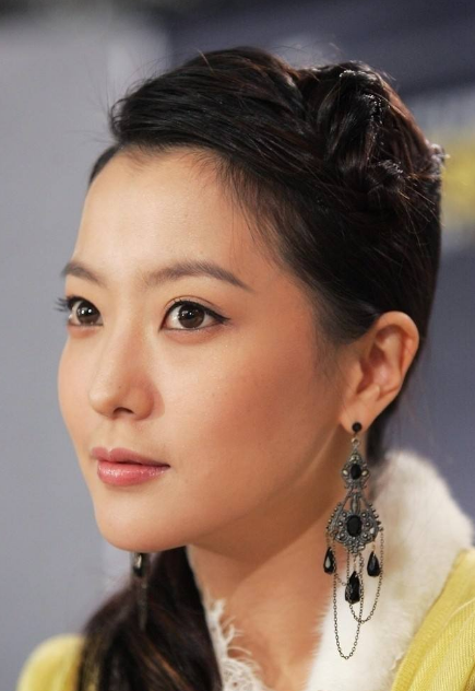 因女儿丑就连成龙都相信她整容,如今晒照果然是第一美女!