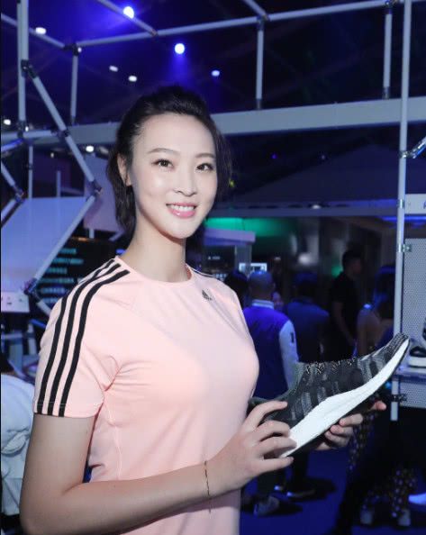 惠若琪健身房做节目,抬杠铃的瞬间,摄影师:身体莫名的有反应了