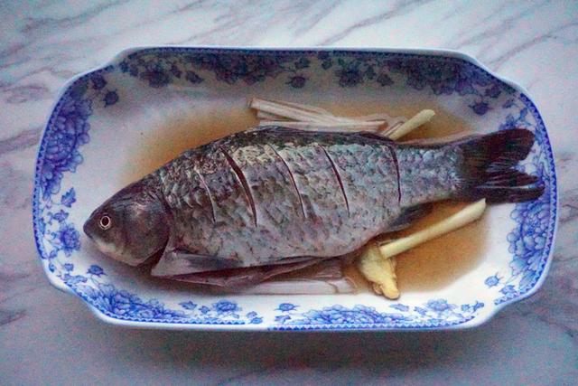鲫鱼这样做咸香下饭好味道