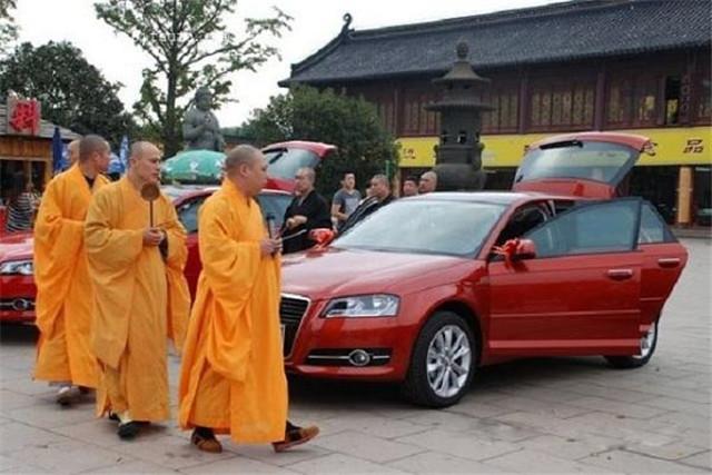 他们本该是六根清净的和尚却个个豪车出行少林方丈也在列