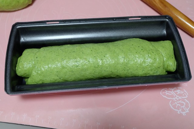 用菠菜汁做了个绿色的面包,女儿说这是春天的爱心!
