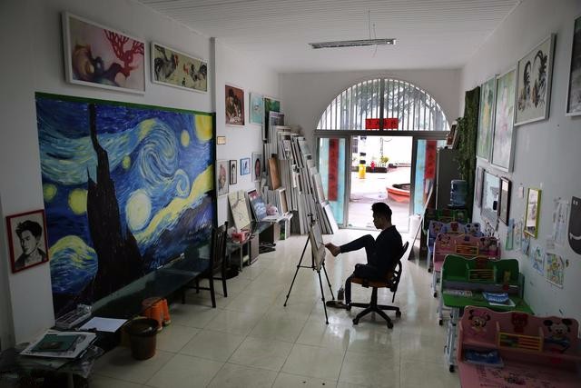 他用仅存的右腿逆袭成独腿画家,开画室办画展玩游戏级别最高_新浪看点