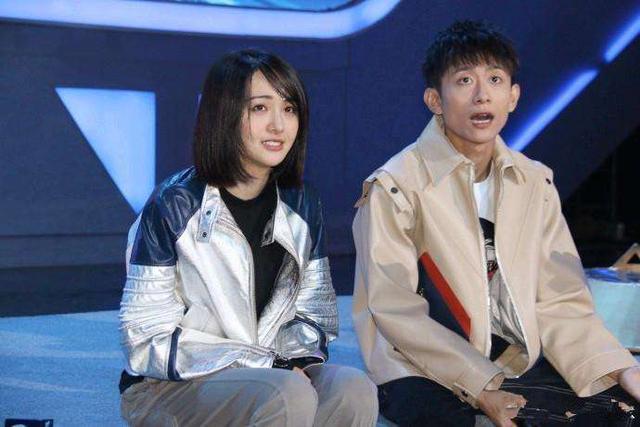 郑爽这个站姿,意外暴露她在刻意疏远张一山,背后原因让网友炸锅